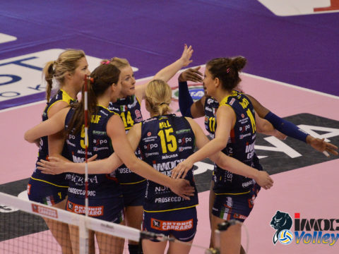 SEMIFINALE PLAY OFF: L’IMOCO VOLLEY DOMANI A MONZA PER GARA1 CONTRO LA SAUGELLA DELLE EX