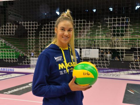 ELINA RODRIGUEZ, UN SORRISO DALL’ARGENTINA DEBUTTERA’ DOMANI AL PALAVERDE CON LA MAGLIA N°6 DELL’IMOCO VOLLEY