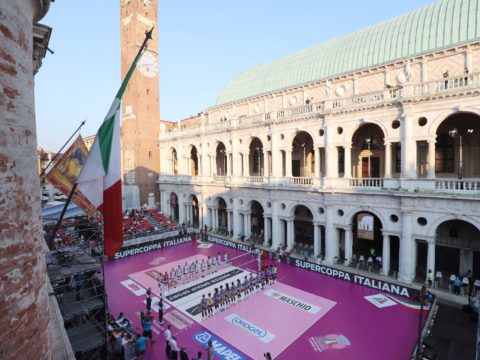 SHOW-PANTERE CON SCANDICCI, 3-0 – SUGGESTIVO SPETTACOLO GIALLOBLU’ IN PIAZZA A VICENZA! DOMANI LA FINALE DI SUPERCOPPA (h21.15, RAI DUE) PER LE PANTERE