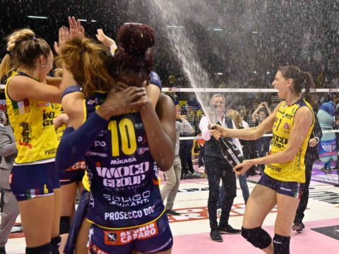 LE PANTERE BRINDANO ALLA NUOVA DENOMINAZIONE: “PROSECCO DOC IMOCO VOLLEY” IN CAMPIONATO E AL MONDIALE! IL CONSORZIO PROSECCO DOC DIVENTA “NAMING SPONSOR” PER LA SERIE A E IL MONDIALE PER CLUB