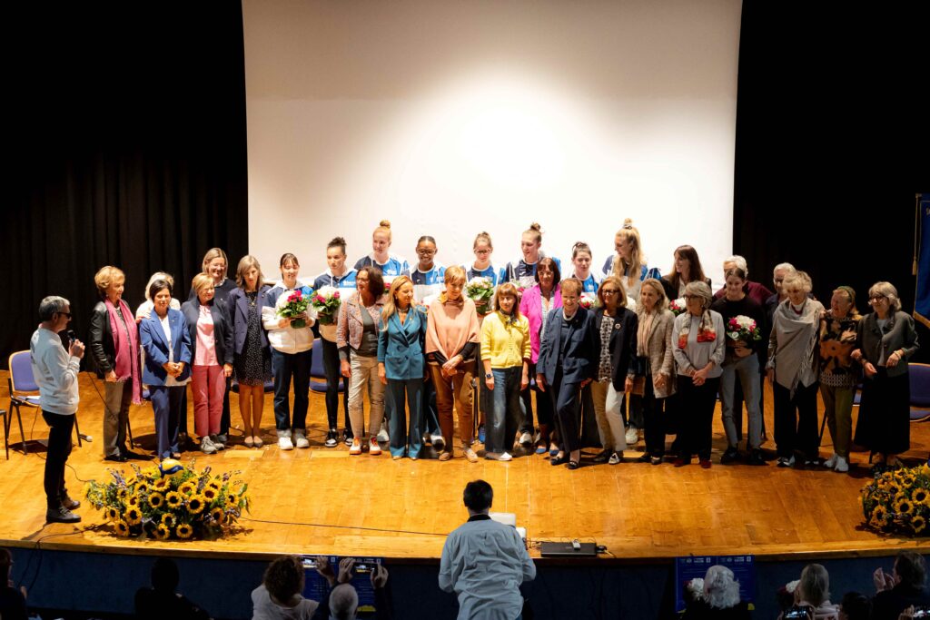 A CONEGLIANO SERATA COINVOLGENTE: LE PANTERE SUL PALCO CON SOROPTIMIS PER I DIRITTI DELLE DONNE E LA PARITA’ DI GENERE