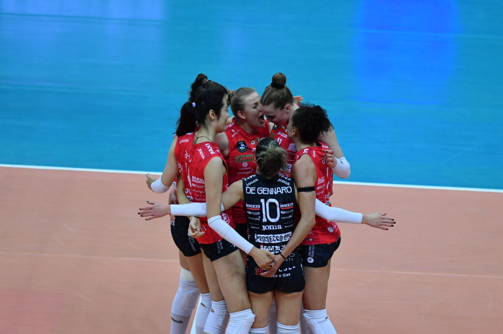 FINAL FOUR, ARRIVIAMO! L’A. CARRARO IMOCO BATTE RESOVIA AL PALAVERDE (3-0)