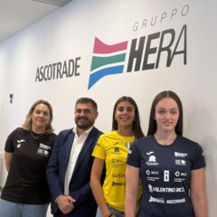 下一代 IMOCO 凌空抽射，在 ASCOTRADE HERA 集团柜台展示球衣