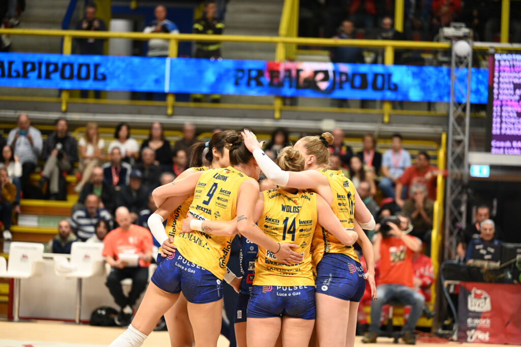 CHE RIMONTA! MARATONA A BUSTO PER L’ESORDIO VINCENTE (3-2) DELLA PROSECCO DOC IMOCO