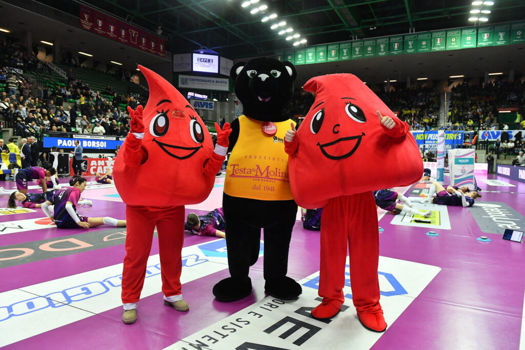 DOMENICA TUTTO ESAURITO AL PALAVERDE CONTRO MACERATA: AVIS DAY E FESTA PER LA COPPA ITALIA, LE PANTERE SFILANO CON IL TROFEO ALZATO A TORINO (h 17, diretta VBTV)