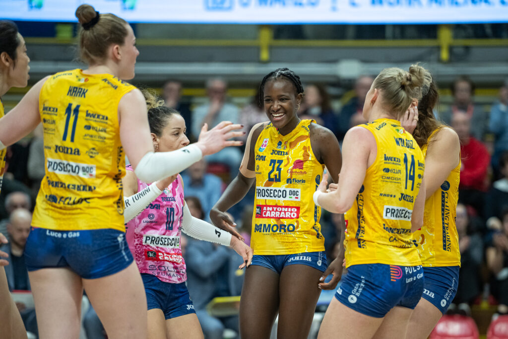 PANTERE ABBAGLIANTI A BUSTO ARSIZIO! SERIE CHIUSA CONTRO L’UYBA IN G2 (3-0), SFIDA CONTRO NOVARA IN SEMIFINALE