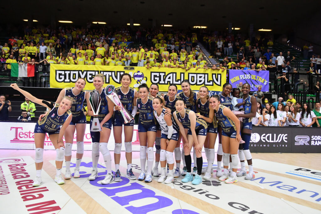 GRANDE FESTA AL PALAVERDE: CUNEO BATTUTA AL DEBUTTO (3-0) E GIRO DI CAMPO CON LE COPPE, SONO TORNATE LE PANTERE