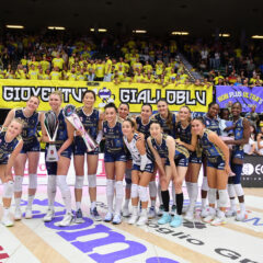 GRANDE FESTA AL PALAVERDE: CUNEO BATTUTA AL DEBUTTO (3-0) E GIRO DI CAMPO CON LE COPPE, SONO TORNATE LE PANTERE