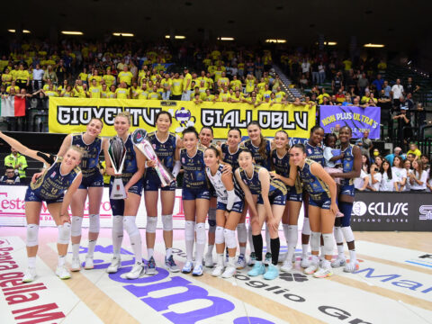 GRANDE FESTA AL PALAVERDE: CUNEO BATTUTA AL DEBUTTO (3-0) E GIRO DI CAMPO CON LE COPPE, SONO TORNATE LE PANTERE